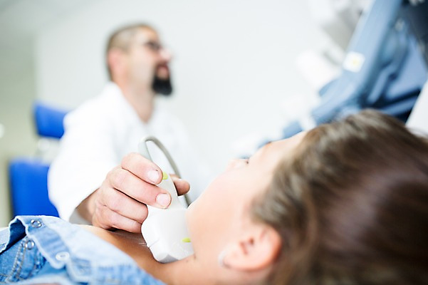 포토 JPG 서양인 외국인 여자 남자 어린이 의학 실내 병원 상반신 성인 두명 옆모습 아웃포커스 30대 눕기 진료 환자 의사 초음파 초음파검사 국내포토 뷰포인트 모션 촬영기법 사람 인종 내부 장년 의료진 검사_조사 파일형식