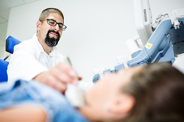 포토 JPG 서양인 외국인 여자 남자 어린이 의학 실내 병원 상반신 성인 두명 옆모습 아웃포커스 30대 눕기 진료 환자 의사 검사 초음파 초음파검사 국내포토 뷰포인트 모션 촬영기법 사람 인종 내부 장년 의료진 파일형식