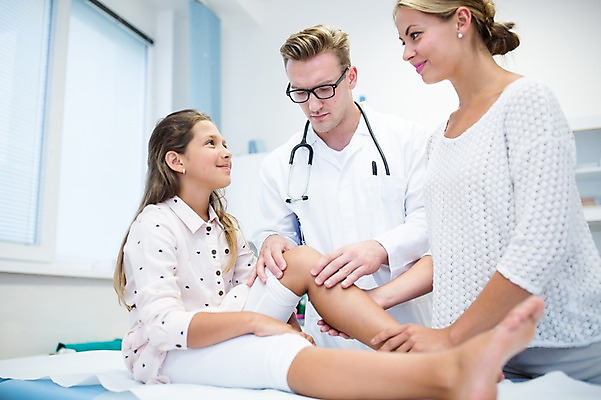 포토 JPG 전신 서양인 외국인 여자 남자 어린이 의학 실내 병원 앉기 상반신 20대 성인 앞모습 옆모습 아웃포커스 세명 진료 환자 의사 병원침대 정형외과 국내포토 뷰포인트 모션 촬영기법 사람 인종 청년 내부 의료진 침대 파일형식