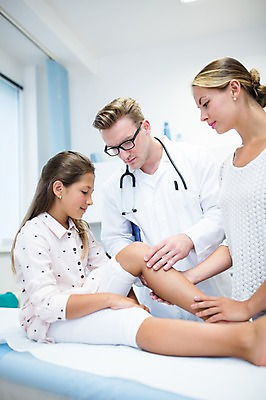 포토 JPG 전신 서양인 외국인 여자 남자 어린이 의학 실내 병원 앉기 상반신 20대 성인 앞모습 옆모습 아웃포커스 세명 진료 환자 의사 병원침대 정형외과 국내포토 뷰포인트 모션 촬영기법 사람 인종 청년 내부 의료진 침대 파일형식