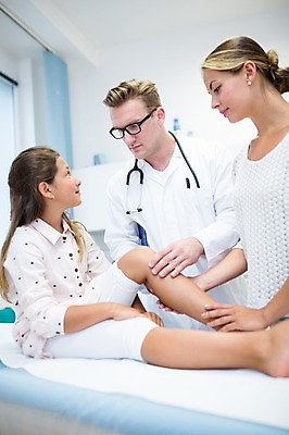 포토 JPG 전신 서양인 외국인 여자 남자 어린이 의학 실내 병원 앉기 상반신 20대 성인 앞모습 옆모습 아웃포커스 세명 진료 환자 의사 병원침대 정형외과 국내포토 뷰포인트 모션 촬영기법 사람 인종 청년 내부 의료진 침대 파일형식