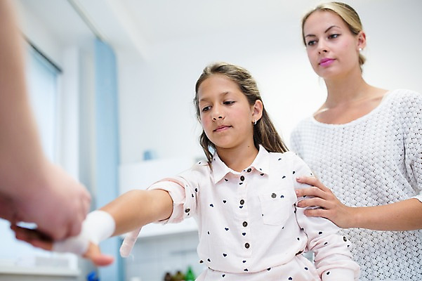 포토 JPG 서양인 외국인 손 여자 어린이 중년 50대 의학 실내 병원 상반신 20대 성인 두명 앞모습 아웃포커스 신체부위 진료 환자 의사 붕대 붕대감기 국내포토 뷰포인트 촬영기법 사람 인종 청년 내부 의료진 감싸기 파일형식