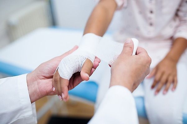 포토 JPG 서양인 외국인 손 여자 어린이 중년 50대 의학 실내 병원 성인 두명 앞모습 아웃포커스 신체부위 진료 환자 의사 붕대 붕대감기 국내포토 뷰포인트 촬영기법 사람 인종 내부 의료진 감싸기 파일형식