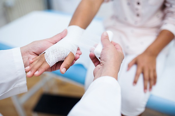 포토 JPG 서양인 외국인 손 여자 어린이 중년 50대 의학 실내 병원 성인 두명 앞모습 아웃포커스 신체부위 진료 환자 의사 붕대 붕대감기 국내포토 뷰포인트 촬영기법 사람 인종 내부 의료진 감싸기 파일형식