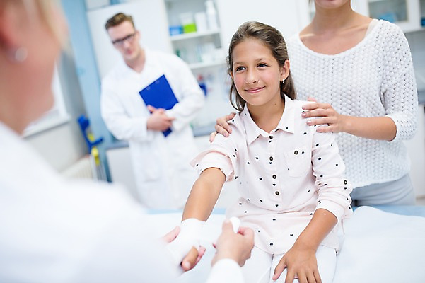 포토 JPG 서양인 외국인 여자 남자 어린이 중년 50대 의학 실내 병원 웃음 여러명 상반신 20대 성인 앞모습 뒷모습 아웃포커스 진료 환자 의사 붕대 붕대감기 국내포토 뷰포인트 다수 촬영기법 표정 사람 인종 청년 내부 의료진 감싸기 파일형식