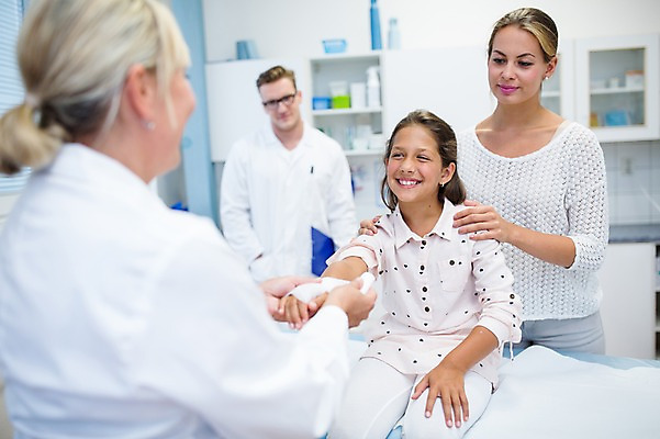 포토 JPG 서양인 외국인 여자 남자 어린이 중년 50대 의학 실내 병원 웃음 여러명 상반신 20대 성인 뒷모습 아웃포커스 진료 환자 의사 붕대 붕대감기 국내포토 뷰포인트 다수 촬영기법 표정 사람 인종 청년 내부 의료진 감싸기 파일형식