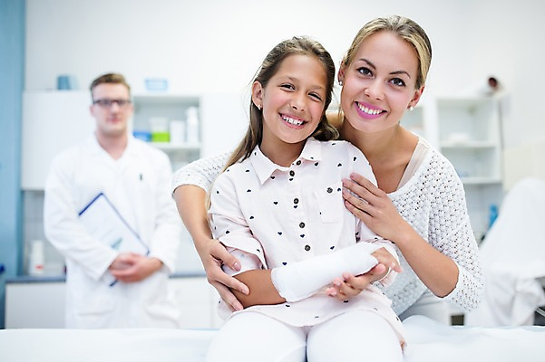 포토 JPG 서양인 외국인 여자 남자 어린이 의학 실내 병원 웃음 상반신 20대 성인 앞모습 아웃포커스 세명 진료 환자 의사 붕대 국내포토 뷰포인트 촬영기법 표정 사람 인종 청년 내부 의료진 파일형식