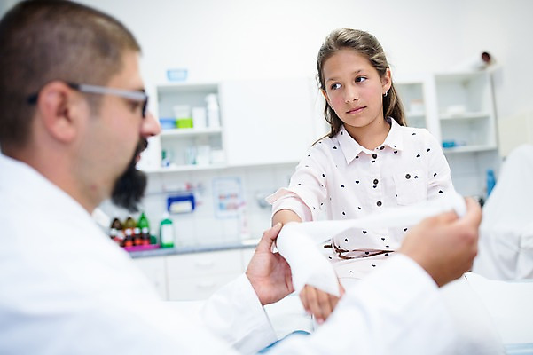 포토 JPG 서양인 외국인 여자 남자 어린이 의학 실내 병원 상반신 성인 두명 앞모습 옆모습 아웃포커스 30대 진료 환자 의사 붕대 붕대감기 국내포토 뷰포인트 촬영기법 사람 인종 내부 장년 의료진 감싸기 파일형식