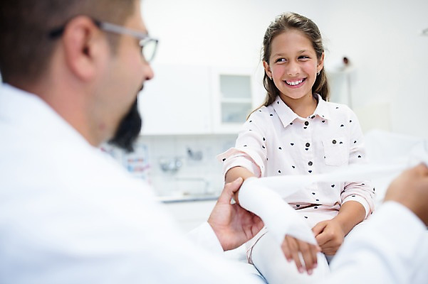 포토 JPG 서양인 외국인 여자 남자 어린이 의학 실내 병원 웃음 상반신 성인 두명 앞모습 옆모습 아웃포커스 30대 진료 환자 의사 붕대 붕대감기 국내포토 뷰포인트 촬영기법 표정 사람 인종 내부 장년 의료진 감싸기 파일형식