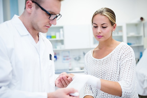 포토 JPG 서양인 외국인 여자 남자 의학 실내 병원 상반신 20대 성인 두명 옆모습 아웃포커스 진료 환자 의사 붕대 붕대감기 국내포토 뷰포인트 촬영기법 사람 인종 청년 내부 의료진 감싸기 파일형식