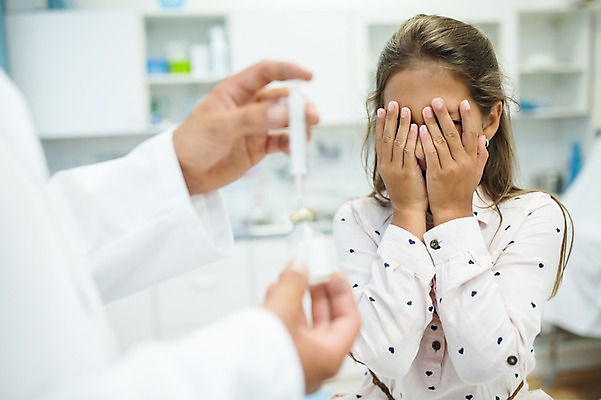 포토 JPG 서양인 외국인 여자 남자 어린이 의학 실내 병원 주사기 상반신 성인 두명 앞모습 아웃포커스 30대 진료 환자 의사 무서움 주사약 얼굴가리기 국내포토 감정 뷰포인트 의료기기 촬영기법 사람 인종 내부 장년 약 의료진 가림 파일형식