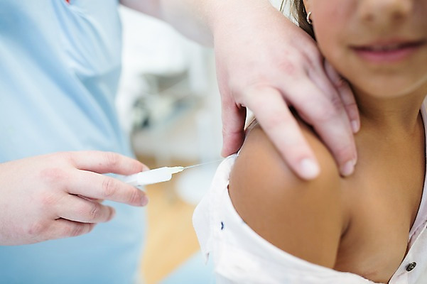 포토 JPG 서양인 외국인 여자 남자 어린이 의학 실내 병원 주사기 상반신 성인 두명 옆모습 아웃포커스 진료 환자 의사 예방주사 국내포토 뷰포인트 의료기기 촬영기법 사람 인종 내부 의료진 예방 파일형식