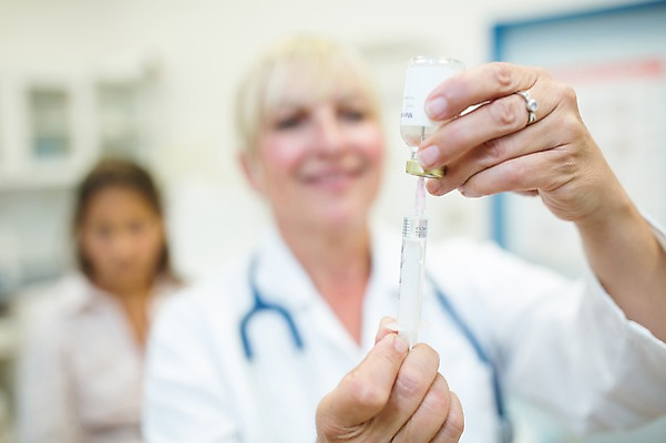 포토 JPG 서양인 외국인 여자 어린이 중년 50대 의학 실내 병원 주사기 상반신 성인 두명 앞모습 아웃포커스 진료 환자 의사 주사약 국내포토 뷰포인트 의료기기 촬영기법 사람 인종 내부 약 의료진 파일형식