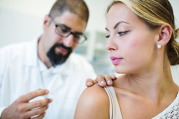 포토 JPG 서양인 외국인 여자 남자 의학 실내 병원 주사기 상반신 20대 성인 두명 앞모습 아웃포커스 30대 진료 환자 의사 예방주사 국내포토 뷰포인트 의료기기 촬영기법 사람 인종 청년 내부 장년 의료진 예방 파일형식