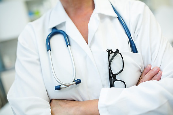 포토 JPG 서양인 외국인 여자 안경 중년 50대 의학 청진기 실내 병원 한명 상반신 성인 앞모습 아웃포커스 팔짱 의사 국내포토 1 잡화 뷰포인트 의료기기 모션 촬영기법 사람 인종 내부 의료진 파일형식