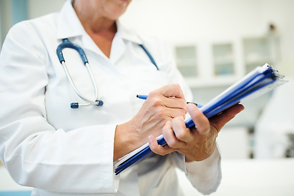 포토 JPG 서양인 외국인 여자 중년 50대 의학 청진기 실내 병원 한명 상반신 성인 앞모습 아웃포커스 펜 의사 기록 서류판 국내포토 1 뷰포인트 의료기기 촬영기법 사람 인종 내부 필기구 사무용품 의료진 파일형식