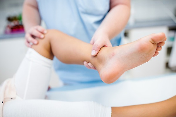 포토 JPG 서양인 외국인 남자 의학 실내 병원 성인 두명 앞모습 옆모습 아웃포커스 신체부위 치료 환자 의사 다리 물리치료 정형외과 가교 국내포토 건축물 뷰포인트 촬영기법 사람 인종 내부 의료진 파일형식