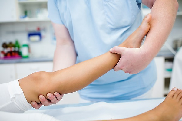 포토 JPG 서양인 외국인 남자 의학 실내 병원 성인 두명 앞모습 아웃포커스 신체부위 치료 환자 의사 다리 물리치료 정형외과 가교 국내포토 건축물 뷰포인트 촬영기법 사람 인종 내부 의료진 파일형식