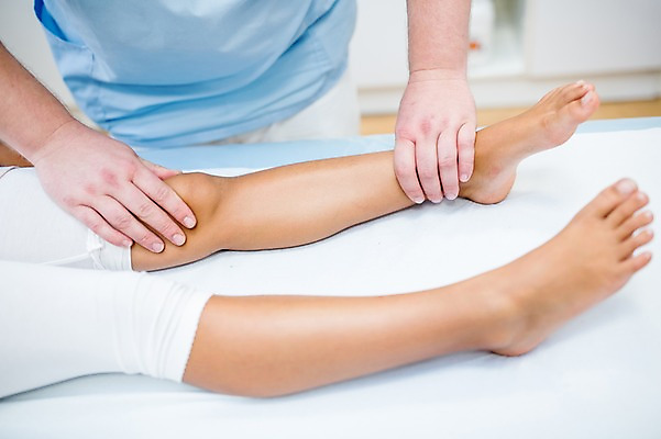 포토 JPG 서양인 외국인 남자 의학 실내 병원 성인 두명 앞모습 아웃포커스 신체부위 치료 환자 의사 다리 물리치료 정형외과 가교 국내포토 건축물 뷰포인트 촬영기법 사람 인종 내부 의료진 파일형식