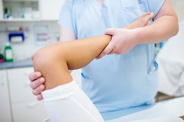 포토 JPG 서양인 외국인 남자 의학 실내 병원 성인 두명 앞모습 아웃포커스 신체부위 치료 환자 의사 다리 물리치료 정형외과 가교 국내포토 건축물 뷰포인트 촬영기법 사람 인종 내부 의료진 파일형식