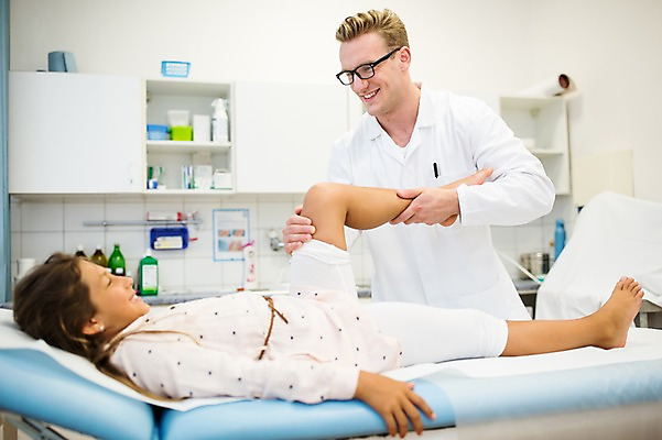 포토 JPG 전신 서양인 외국인 여자 남자 어린이 의학 실내 병원 웃음 상반신 20대 성인 두명 옆모습 아웃포커스 치료 눕기 환자 의사 물리치료 정형외과 국내포토 뷰포인트 모션 촬영기법 표정 사람 인종 청년 내부 의료진 파일형식