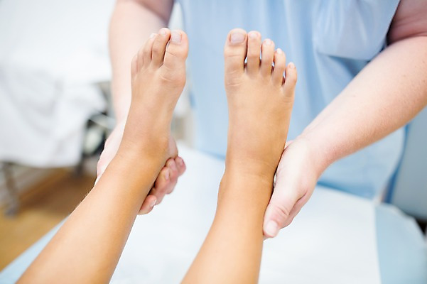 포토 JPG 서양인 외국인 손 의학 실내 병원 성인 두명 앞모습 아웃포커스 신체부위 치료 환자 의사 다리 정형외과 가교 국내포토 건축물 뷰포인트 촬영기법 사람 인종 내부 의료진 파일형식