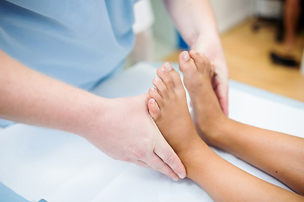 포토 JPG 서양인 외국인 손 의학 실내 병원 성인 두명 아웃포커스 신체부위 치료 환자 의사 다리 정형외과 국내포토 촬영기법 사람 인종 내부 의료진 파일형식