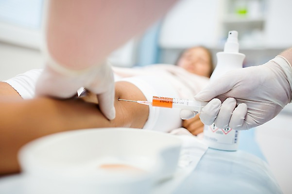 포토 JPG 서양인 외국인 손 여자 어린이 의학 실내 병원 주사기 상반신 성인 두명 아웃포커스 신체부위 치료 눕기 환자 의사 수술장갑 정형외과 국내포토 장갑 의료기기 모션 촬영기법 사람 인종 내부 의료진 파일형식