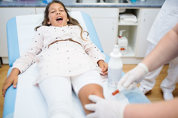 포토 JPG 서양인 외국인 손 여자 어린이 의학 실내 병원 주사기 상반신 성인 두명 앞모습 아웃포커스 신체부위 치료 눕기 환자 의사 수술장갑 정형외과 국내포토 뷰포인트 장갑 의료기기 모션 촬영기법 사람 인종 내부 의료진 파일형식