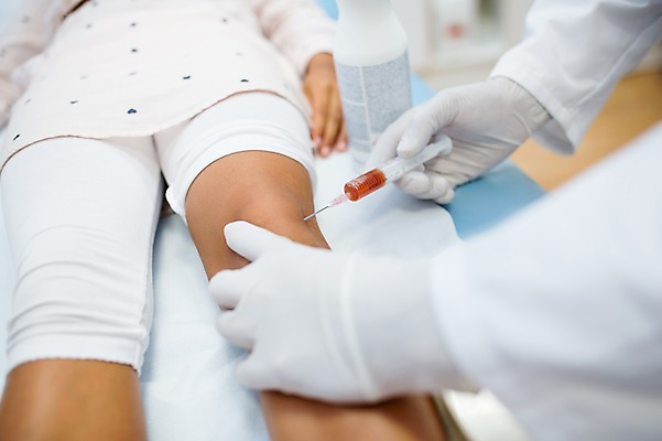 포토 JPG 서양인 외국인 손 어린이 의학 실내 병원 주사기 성인 두명 아웃포커스 신체부위 치료 30대 눕기 환자 의사 다리 수술장갑 정형외과 국내포토 장갑 의료기기 모션 촬영기법 사람 인종 내부 장년 의료진 파일형식