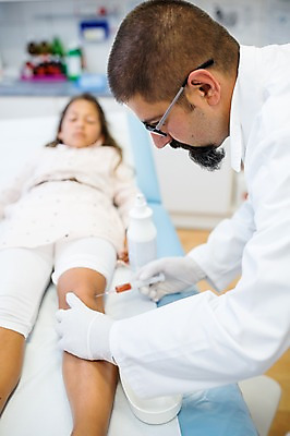 포토 JPG 서양인 외국인 여자 남자 어린이 의학 실내 병원 주사기 상반신 성인 두명 앞모습 옆모습 아웃포커스 치료 30대 눕기 환자 의사 정형외과 국내포토 뷰포인트 의료기기 모션 촬영기법 사람 인종 내부 장년 의료진 파일형식