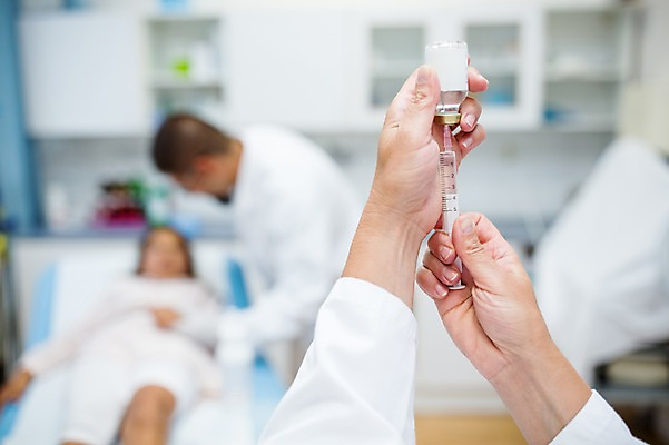 포토 JPG 서양인 외국인 손 여자 남자 어린이 의학 실내 병원 주사기 상반신 성인 아웃포커스 신체부위 치료 30대 눕기 환자 의사 주사약 국내포토 의료기기 모션 촬영기법 사람 인종 내부 장년 약 의료진 파일형식