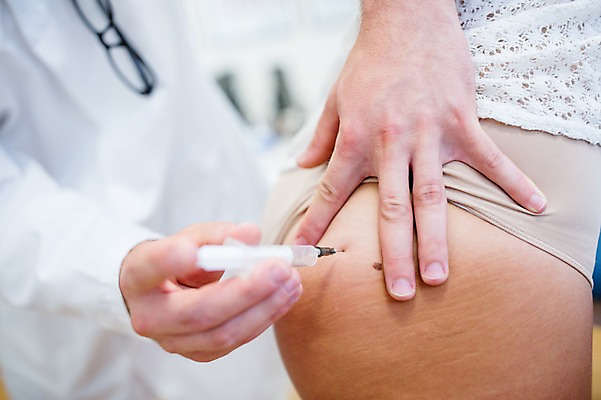 포토 JPG 서양인 외국인 손 여자 의학 실내 병원 주사기 20대 성인 두명 아웃포커스 신체부위 치료 30대 환자 의사 엉덩이 국내포토 의료기기 촬영기법 사람 인종 청년 내부 장년 의료진 파일형식