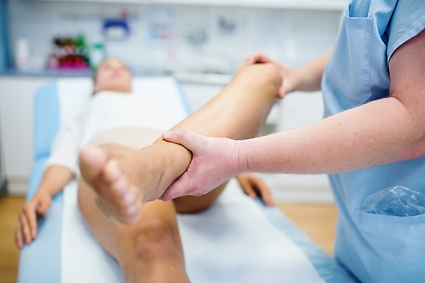 포토 JPG 서양인 외국인 여자 의학 실내 병원 20대 성인 두명 옆모습 아웃포커스 신체부위 눕기 환자 의사 다리 물리치료 정형외과 국내포토 뷰포인트 모션 촬영기법 사람 인종 청년 내부 치료 의료진 파일형식