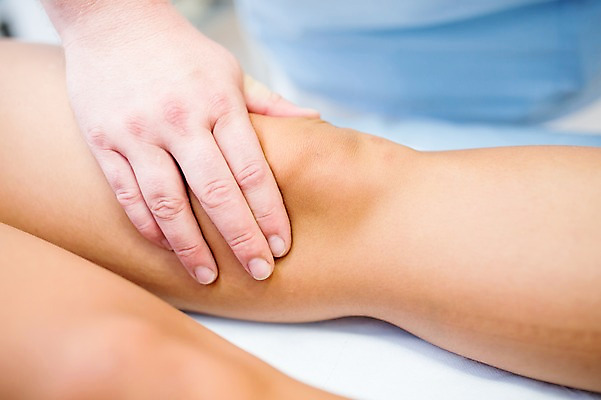 포토 JPG 서양인 외국인 손 의학 실내 병원 20대 아웃포커스 신체부위 환자 의사 다리 물리치료 정형외과 국내포토 촬영기법 사람 인종 청년 내부 치료 의료진 파일형식