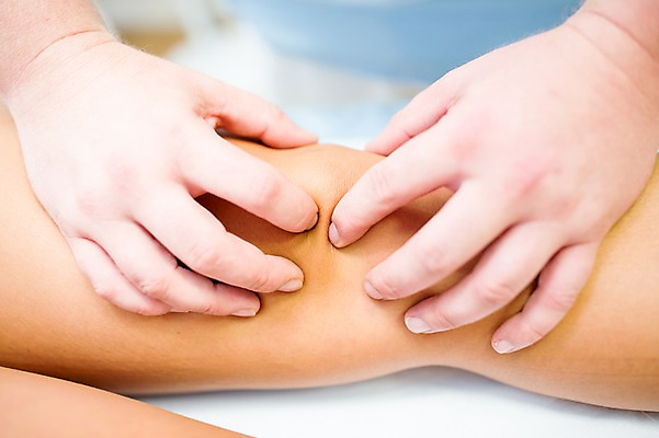 포토 JPG 서양인 외국인 손 의학 실내 병원 20대 아웃포커스 신체부위 환자 의사 다리 물리치료 정형외과 국내포토 촬영기법 사람 인종 청년 내부 치료 의료진 파일형식