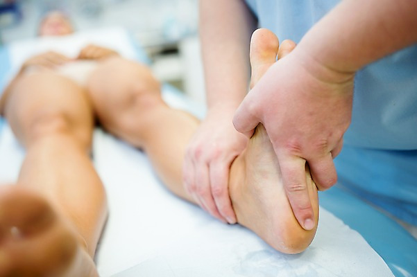 포토 JPG 서양인 외국인 여자 의학 실내 병원 20대 성인 두명 아웃포커스 신체부위 치료 눕기 환자 의사 다리 물리치료 정형외과 국내포토 모션 촬영기법 사람 인종 청년 내부 의료진 파일형식