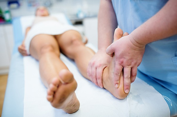 포토 JPG 서양인 외국인 여자 의학 실내 병원 20대 성인 두명 아웃포커스 신체부위 치료 눕기 환자 의사 다리 물리치료 정형외과 국내포토 모션 촬영기법 사람 인종 청년 내부 의료진 파일형식