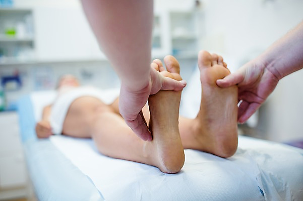 포토 JPG 서양인 외국인 손 여자 의학 실내 병원 20대 성인 두명 아웃포커스 신체부위 치료 눕기 환자 의사 다리 물리치료 정형외과 국내포토 모션 촬영기법 사람 인종 청년 내부 의료진 파일형식