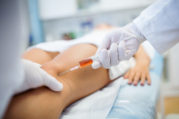 포토 JPG 서양인 외국인 여자 의학 실내 병원 주사기 20대 성인 두명 아웃포커스 신체부위 치료 눕기 환자 의사 다리 정형외과 국내포토 의료기기 모션 촬영기법 사람 인종 청년 내부 의료진 파일형식