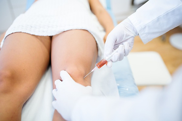 포토 JPG 서양인 외국인 여자 의학 실내 병원 주사기 20대 성인 두명 아웃포커스 신체부위 치료 눕기 환자 의사 다리 정형외과 국내포토 의료기기 모션 촬영기법 사람 인종 청년 내부 의료진 파일형식