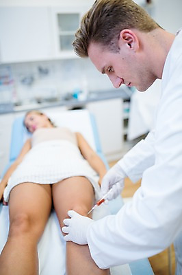 포토 JPG 서양인 외국인 여자 남자 의학 실내 병원 주사기 상반신 20대 성인 두명 옆모습 아웃포커스 치료 눕기 환자 의사 정형외과 국내포토 뷰포인트 의료기기 모션 촬영기법 사람 인종 청년 내부 의료진 파일형식