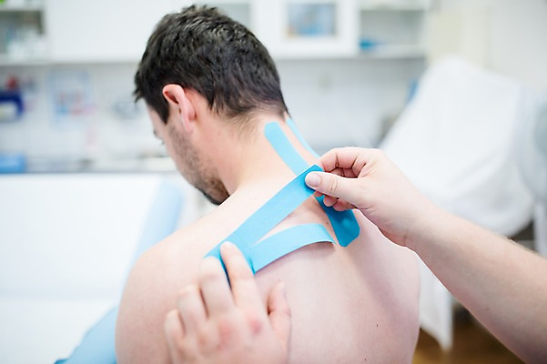 포토 JPG 서양인 외국인 남자 의학 실내 병원 상반신 성인 두명 뒷모습 아웃포커스 환자 의사 물리치료 정형외과 테이핑 국내포토 뷰포인트 촬영기법 사람 인종 내부 치료 의료진 파일형식