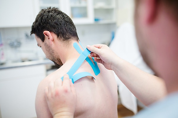 포토 JPG 서양인 외국인 남자 의학 실내 병원 상반신 성인 두명 뒷모습 아웃포커스 환자 의사 물리치료 정형외과 테이핑 국내포토 뷰포인트 촬영기법 사람 인종 내부 치료 의료진 파일형식