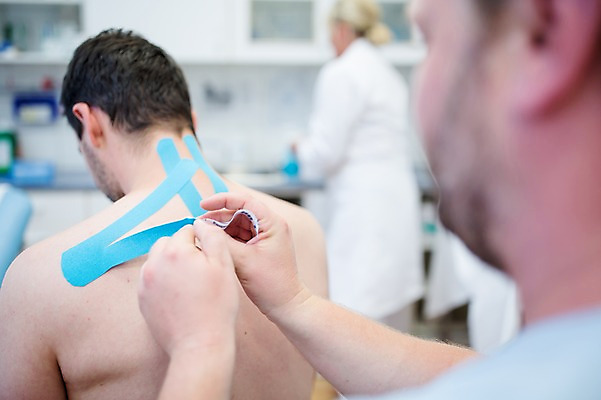 포토 JPG 서양인 외국인 남자 의학 실내 병원 상반신 성인 뒷모습 아웃포커스 세명 환자 의사 물리치료 정형외과 테이핑 국내포토 뷰포인트 촬영기법 사람 인종 내부 치료 의료진 파일형식