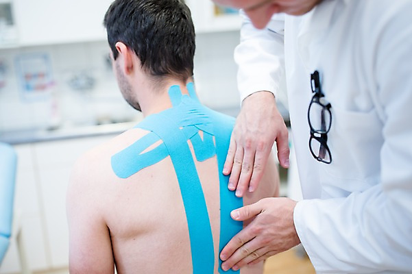 포토 JPG 서양인 외국인 남자 의학 실내 병원 상반신 20대 성인 두명 뒷모습 아웃포커스 환자 의사 물리치료 정형외과 테이핑 국내포토 뷰포인트 촬영기법 사람 인종 청년 내부 치료 의료진 파일형식