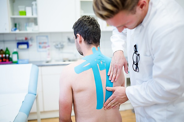 포토 JPG 서양인 외국인 남자 의학 실내 병원 상반신 20대 성인 두명 뒷모습 아웃포커스 환자 의사 물리치료 정형외과 테이핑 국내포토 뷰포인트 촬영기법 사람 인종 청년 내부 치료 의료진 파일형식