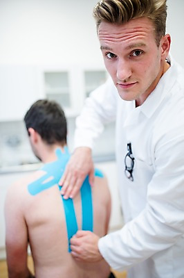 포토 JPG 서양인 외국인 남자 의학 실내 병원 상반신 20대 성인 두명 뒷모습 아웃포커스 환자 의사 물리치료 정형외과 테이핑 국내포토 뷰포인트 촬영기법 사람 인종 청년 내부 치료 의료진 파일형식