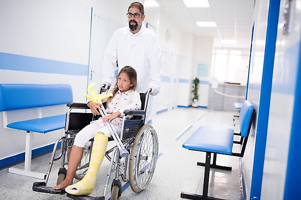 포토 JPG 전신 서양인 외국인 여자 남자 어린이 의학 실내 병원 서기 앉기 성인 두명 앞모습 30대 환자 의사 휠체어 목발 깁스 정형외과 국내포토 뷰포인트 의료기기 모션 사람 인종 내부 장년 의료진 의료용품 파일형식