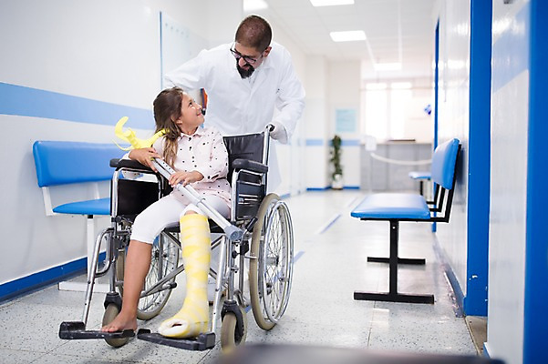 포토 JPG 전신 서양인 외국인 여자 남자 어린이 의학 실내 병원 서기 앉기 성인 두명 앞모습 30대 마주보기 환자 의사 휠체어 목발 깁스 정형외과 국내포토 뷰포인트 의료기기 모션 사람 인종 내부 장년 의료진 의료용품 파일형식